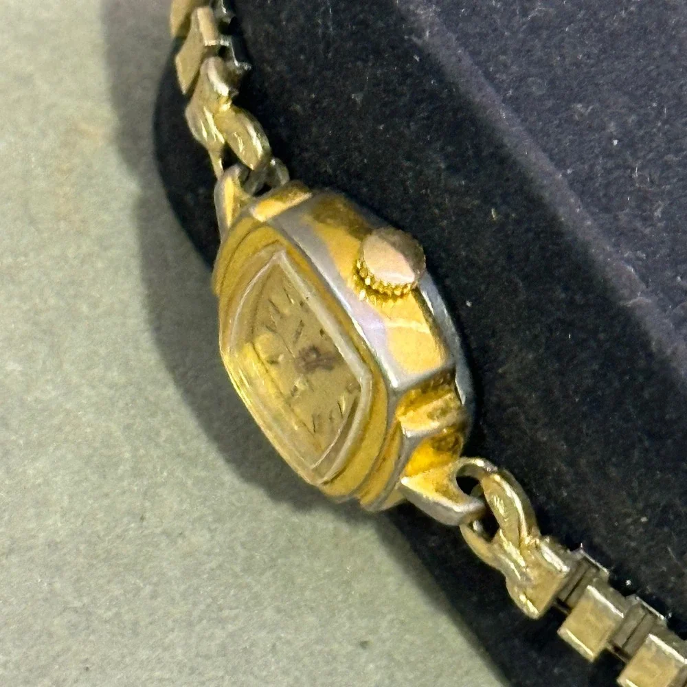 Vintage Jubilee Womens‎ Gold Tone Square Cocktail Watch Expansion Band 12 2576